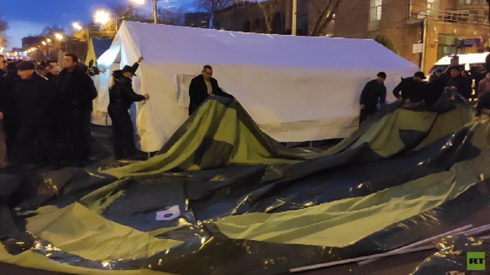 أنصار المعارضة الأرمنية ينصبون الخيام وسط يريفان - فيديو