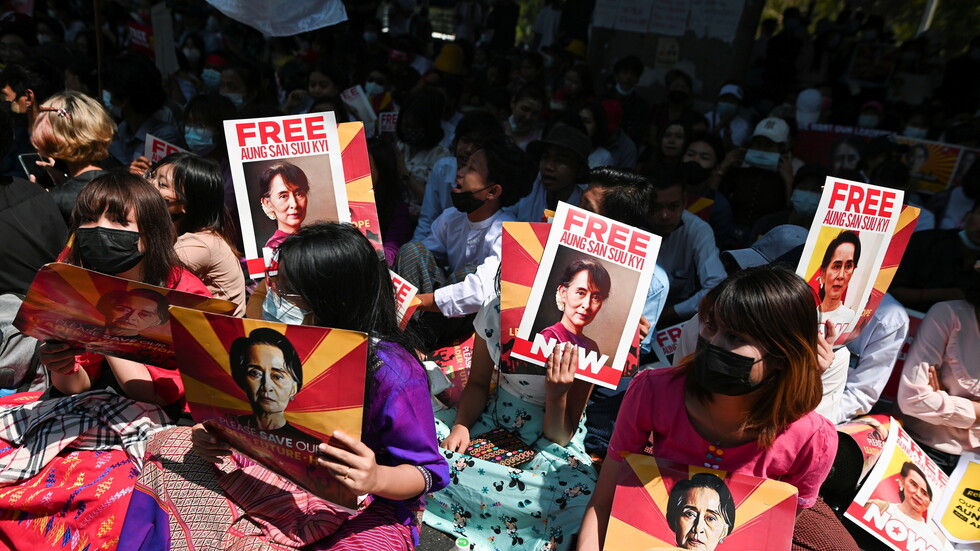 ميانمار.. مداهمات واعتقال صحفي أجنبي والبنك الدولي يرفض طلبات تمويل بعد الانقلاب