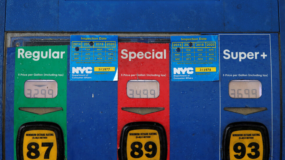 الدولار يدفع النفط إلى المنطقة الحمراء