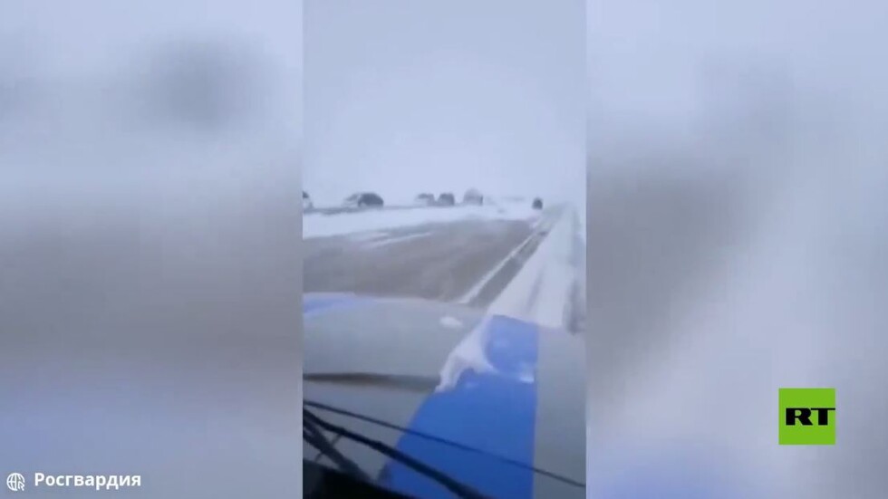 عاصفة ثلجية تشل الحركة في طرق تشيلابينسك الروسية