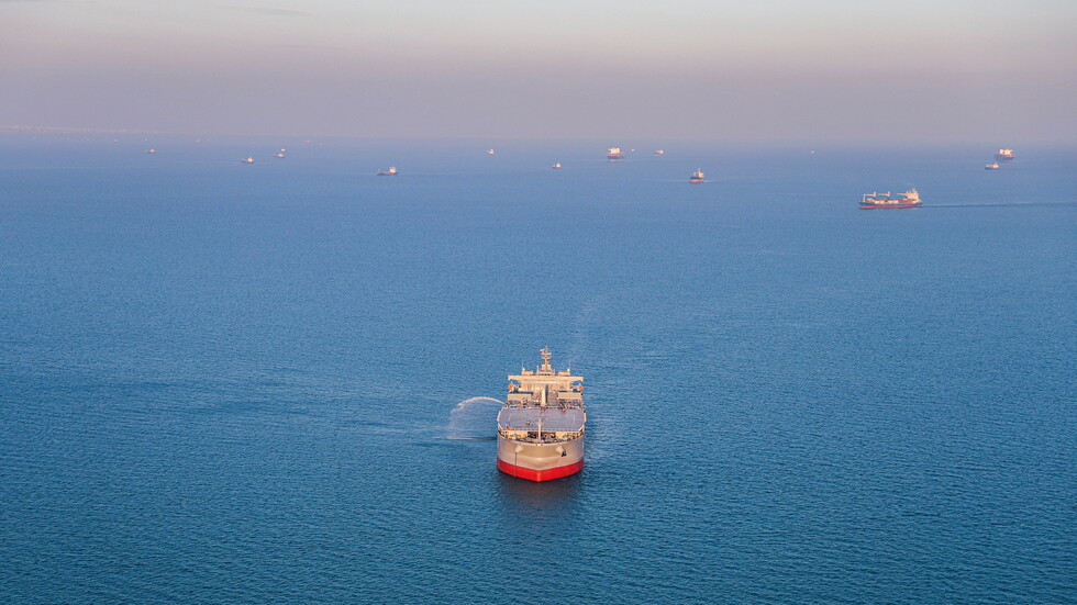 انفجار بسفينة في خليج عمان