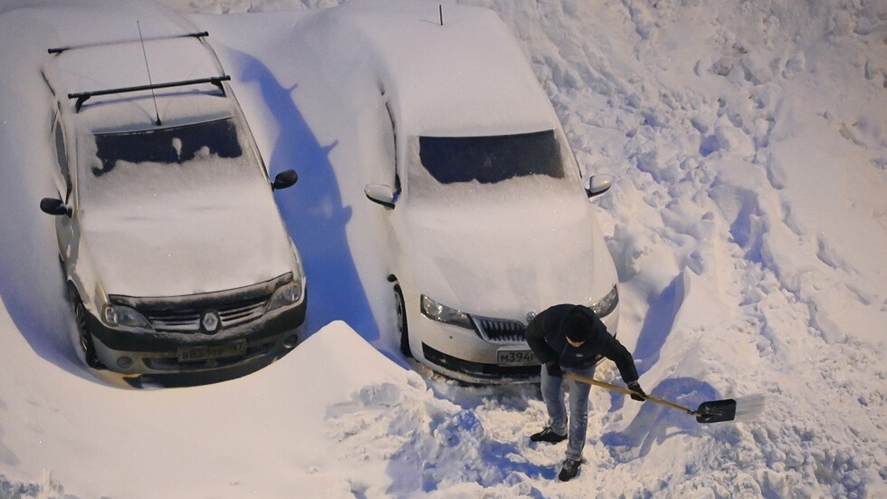 روسيا.. امرأة تموت متجمدة خلال عاصفة ثلجية في تشيليابينسك