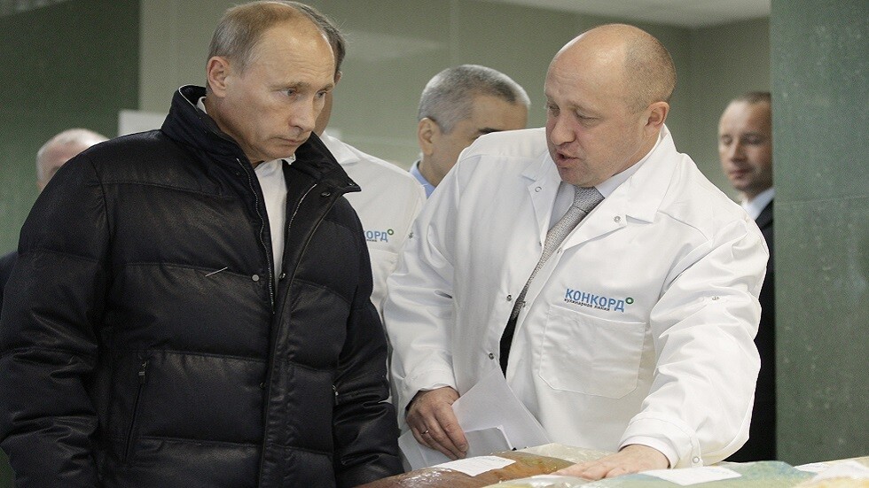 ردا على إدراج FBI اسمه على قائمة المطلوبين.. شركة 