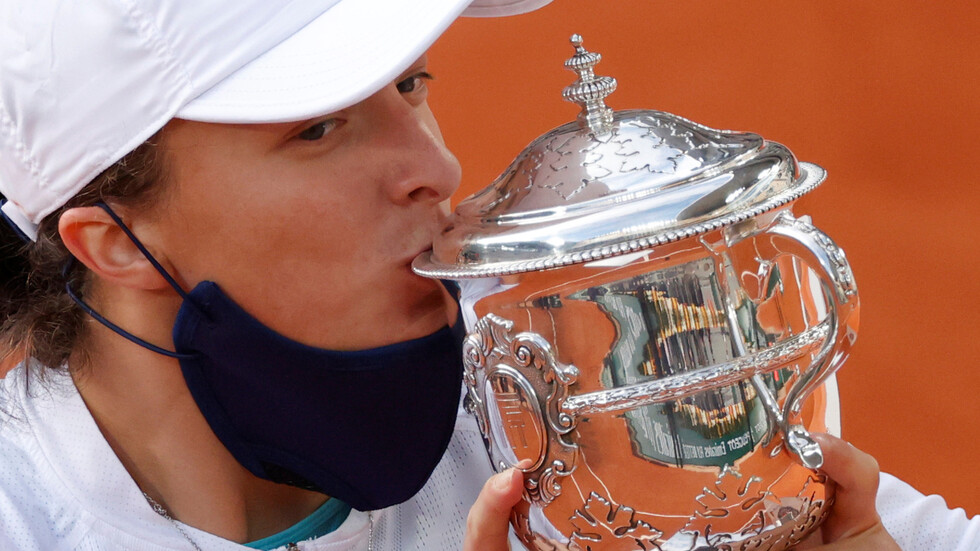 شفيونتيك تتوج بسهولة ببطولة أديليد للتنس