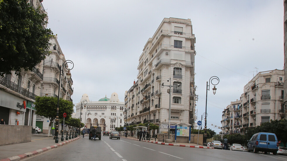 الجزائر توقف جميع الرحلات لمدة شهر بعد ظهور الفيروس البريطاني