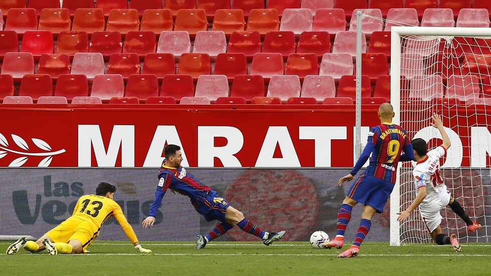 برشلونة يهزم إشبيلية بثنائية وينتزع المركز الثاني من غريمه ريال مدريد (فيديو)