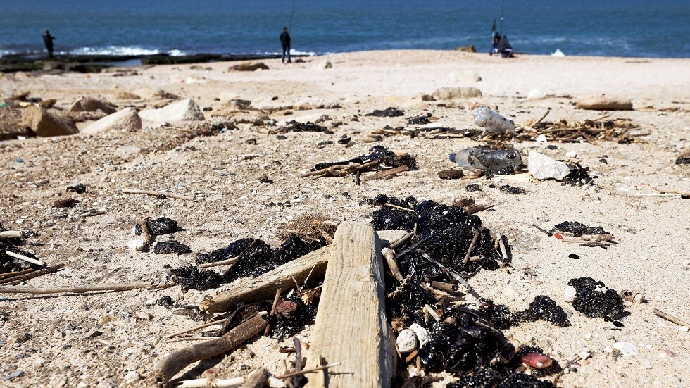 إسرائيل ترسل وفدا إلى اليونان لفحص سفينة يشتبه بأنها وراء تسرب نفطي