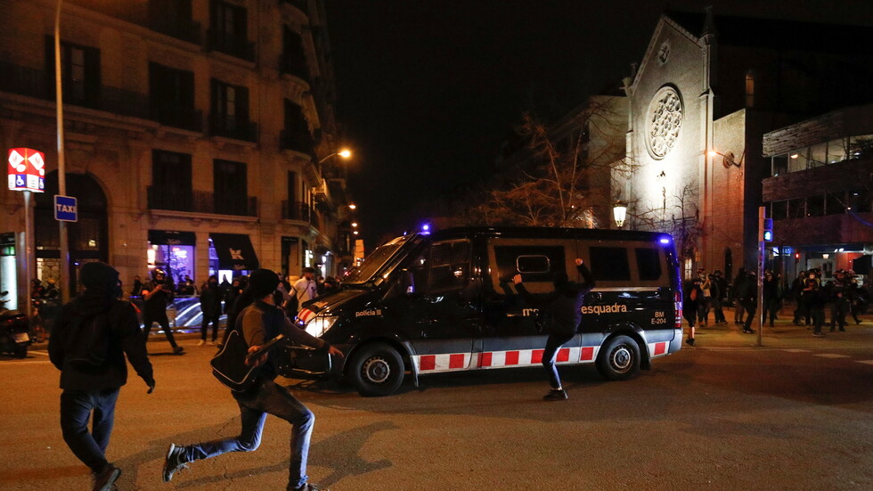 اعتقال 10 أشخاص في برشلونة خلال احتجاجات عنيفة على اعتقال مغني راب