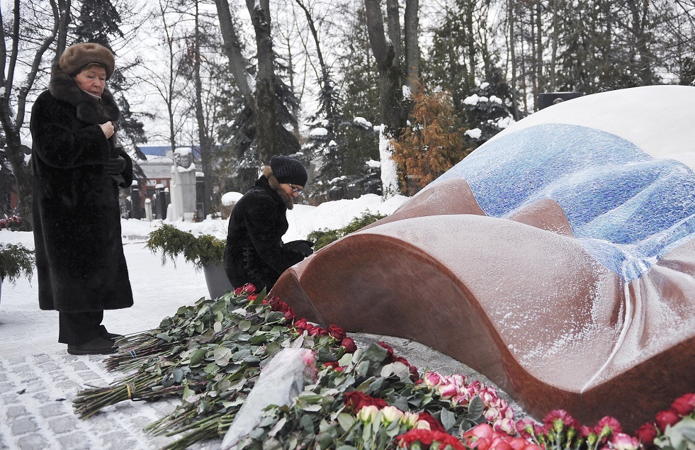 بوتين يضع أكاليل من الزهور على قبر يلتسين وبريماكوف وفنان الشعب لانوفوي