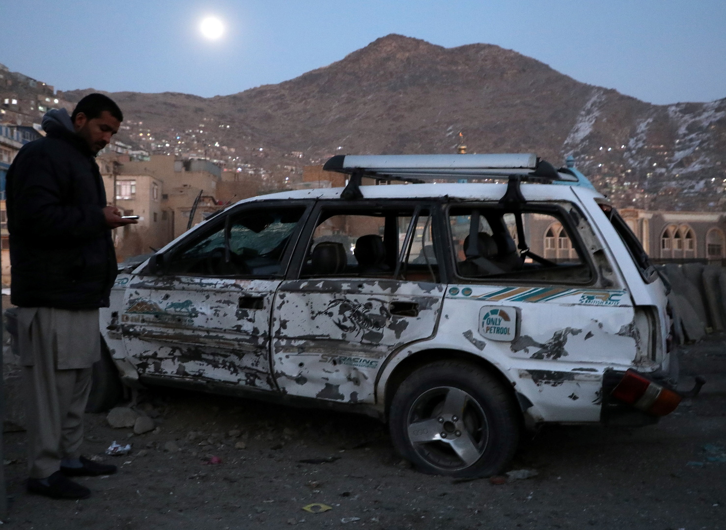 نجاة مسؤول أفغاني كبير من هجوم بقنبلة في كابل