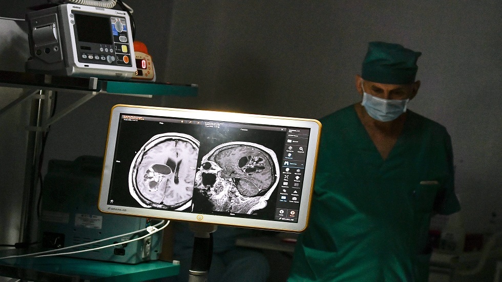 أطباء بطرسبورغ يجرون عملية جراحية باستخدام نظارة الواقع المعزز