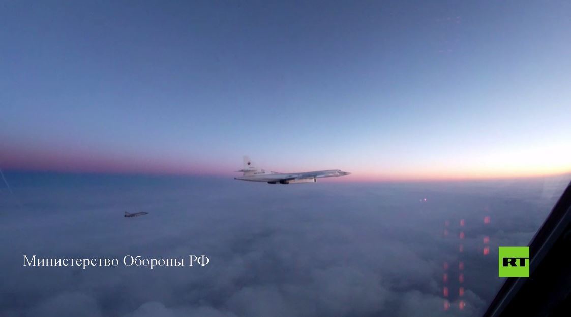 تحليق قاذفات تو-160 الروسية فوق بحار بارنتس والنرويج وجرينلاند