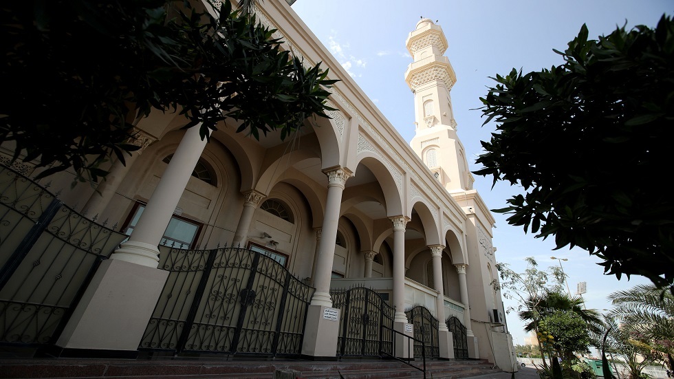 البحرين تعلق إقامة الصلوات في المساجد