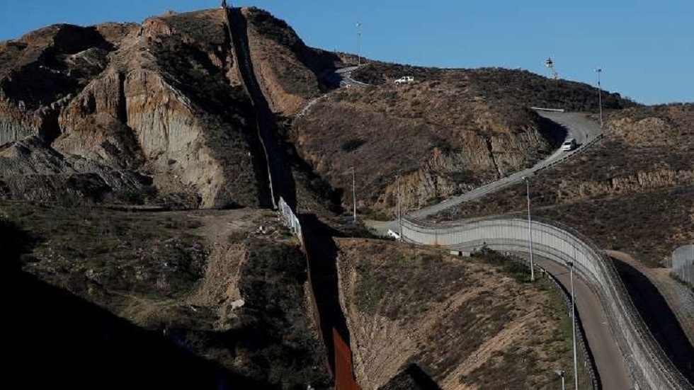 بايدن يوقف تمويل الجدار الحدودي مع المكسيك
