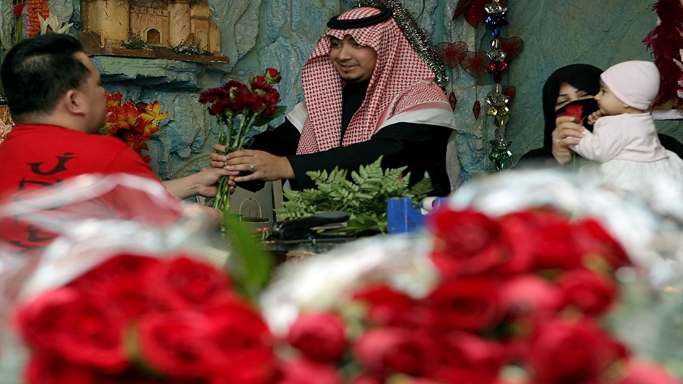 بمناسبة عيد الحب.. انتعاش محلات بيع الهدايا والورود بالسعودية