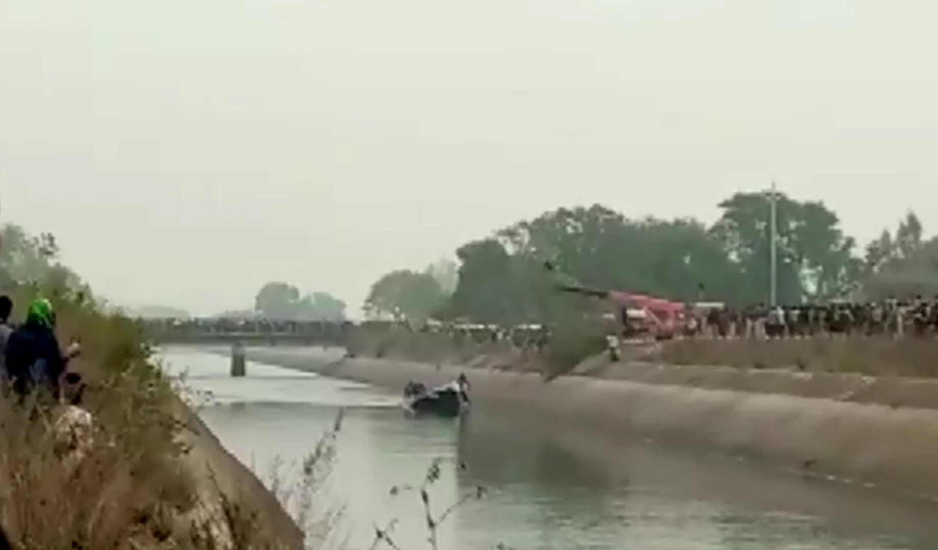 الهند.. مخاوف من غرق العشرات نتيجة انزلاق حافلة وسقوطها في قناة مائية