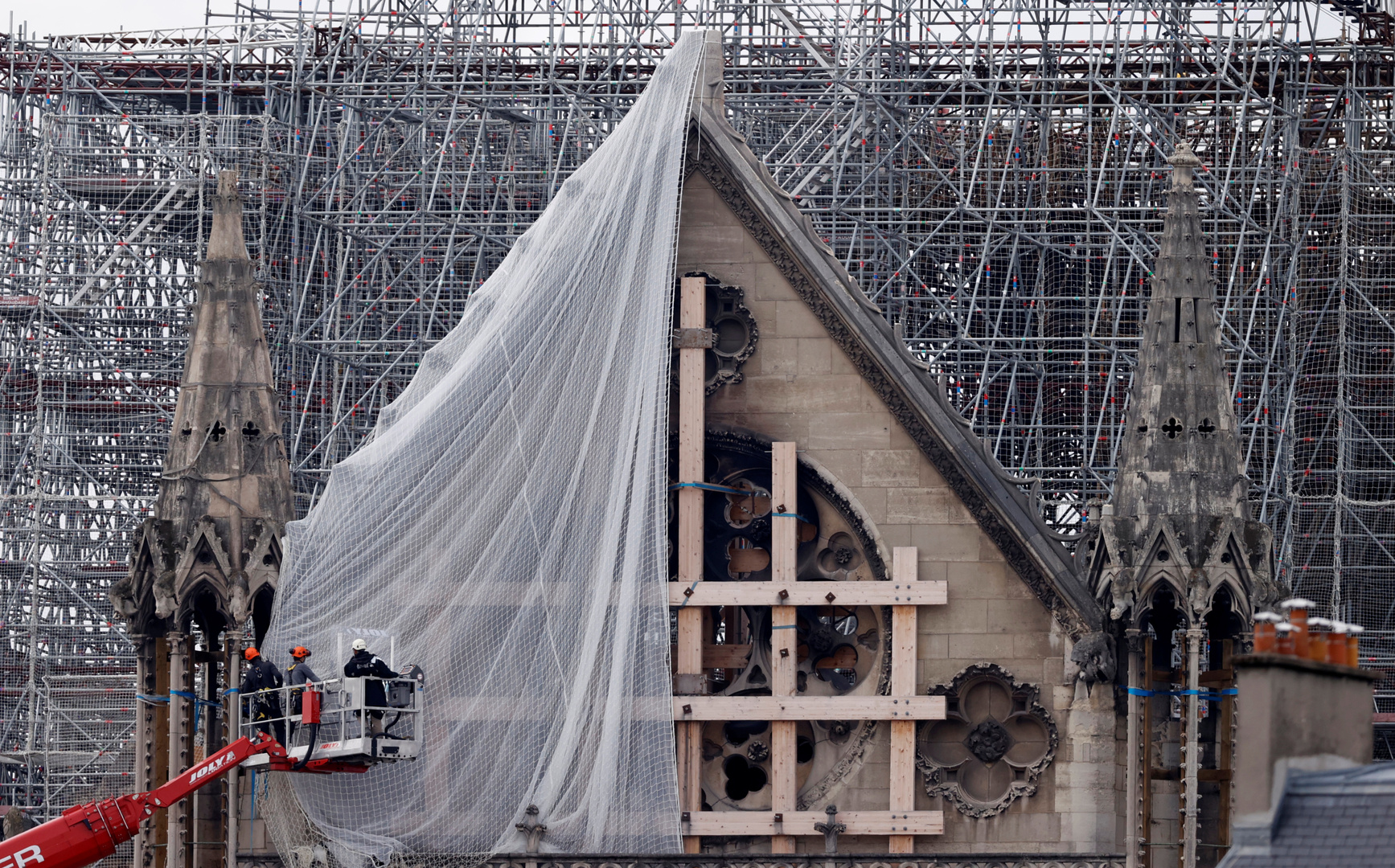 فرنسا تبحث عن خشب البلوط لإعادة بناء برج نوتردام