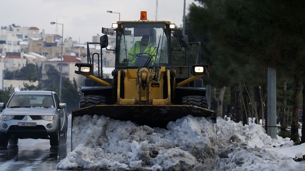استمرار هطول الثلوج في الأردن والجيش يساعد في فتح الطرقات