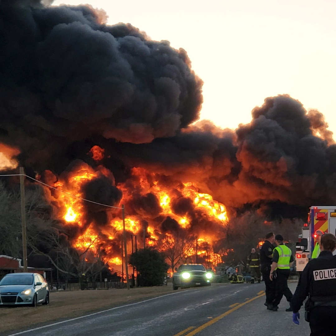 انفجار كبير وسط تكساس الأمريكية في حادث اصطدام شاحنة بقطار محمل بالفحم والبنزين