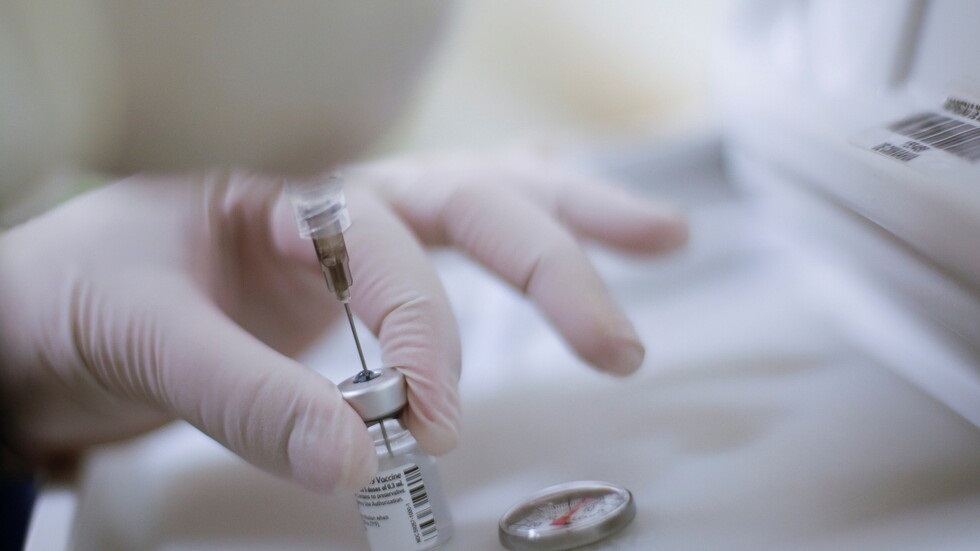 الآثار الجانبية الأكثر شيوعا للقاحات فايزر وأسترازينيكا