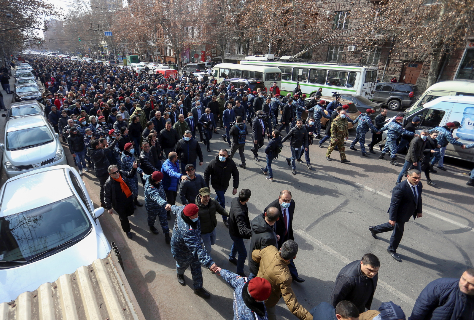 أنصار المعارضة الأرمنية ينصبون الخيام وسط يريفان - فيديو