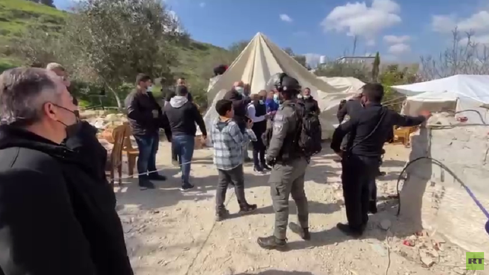 قوات إسرائيلية تداهم خيمة أقامتها عائلة فلسطينية على أنقاض منزلها شرقي القدس