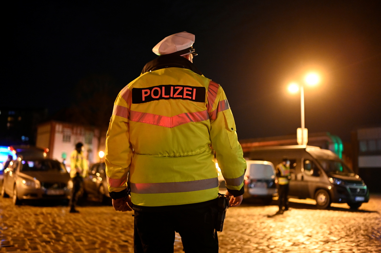 الشرطة الألمانية تنفذ عشرات المداهمات فجرا على شبكة إجرامية يمينية متطرفة