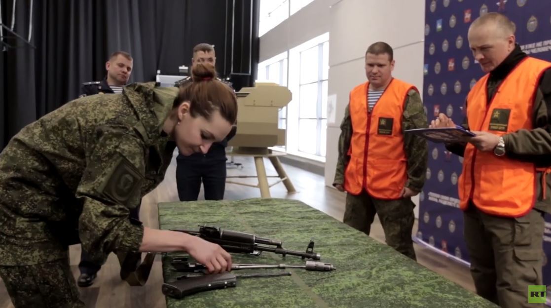 بالفيديو.. عسكريات روسيات يتنافسن في سرعة تفكيك وتجميع بندقية كلاشنيكوف