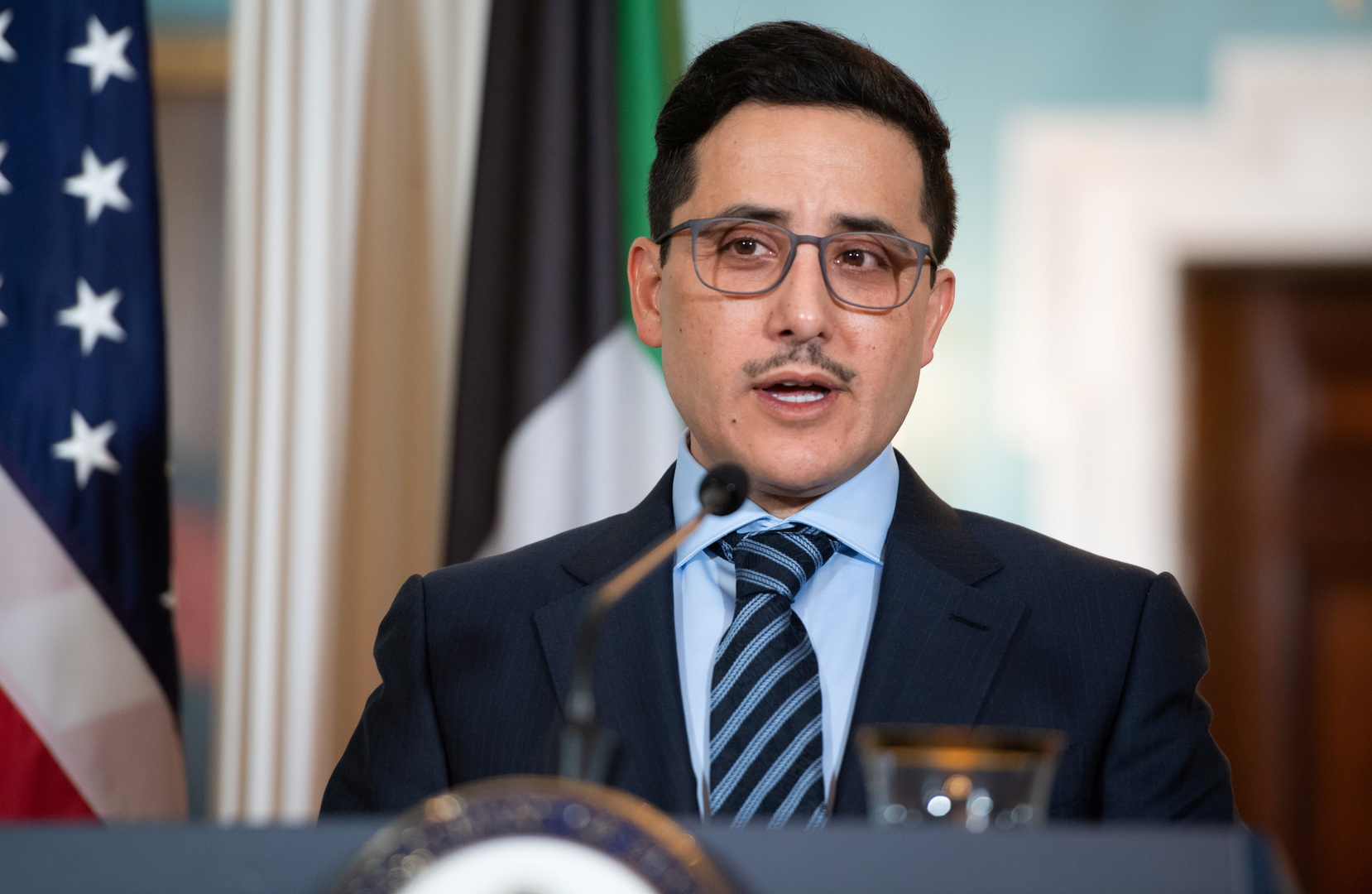 وصول وزير الخارجية الكويتي إلى سلطنة عمان في زيارة رسمية