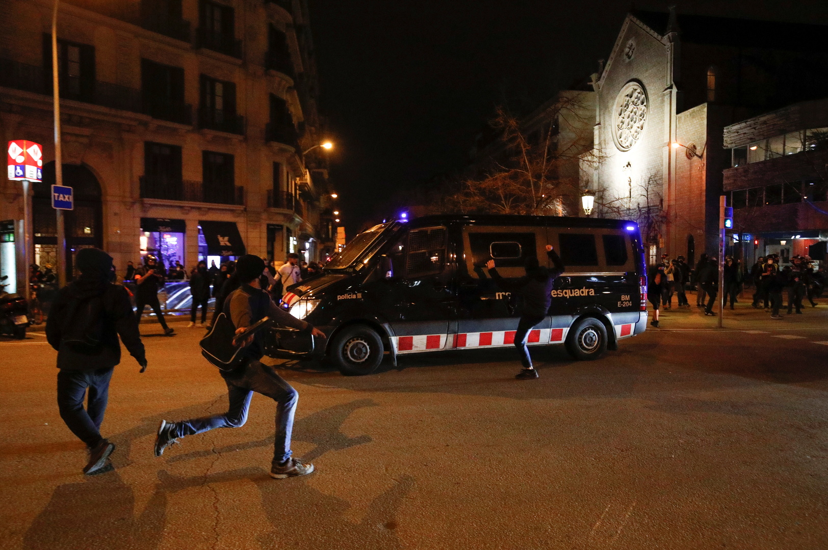 اعتقال 10 أشخاص في برشلونة خلال احتجاجات عنيفة على اعتقال مغني راب