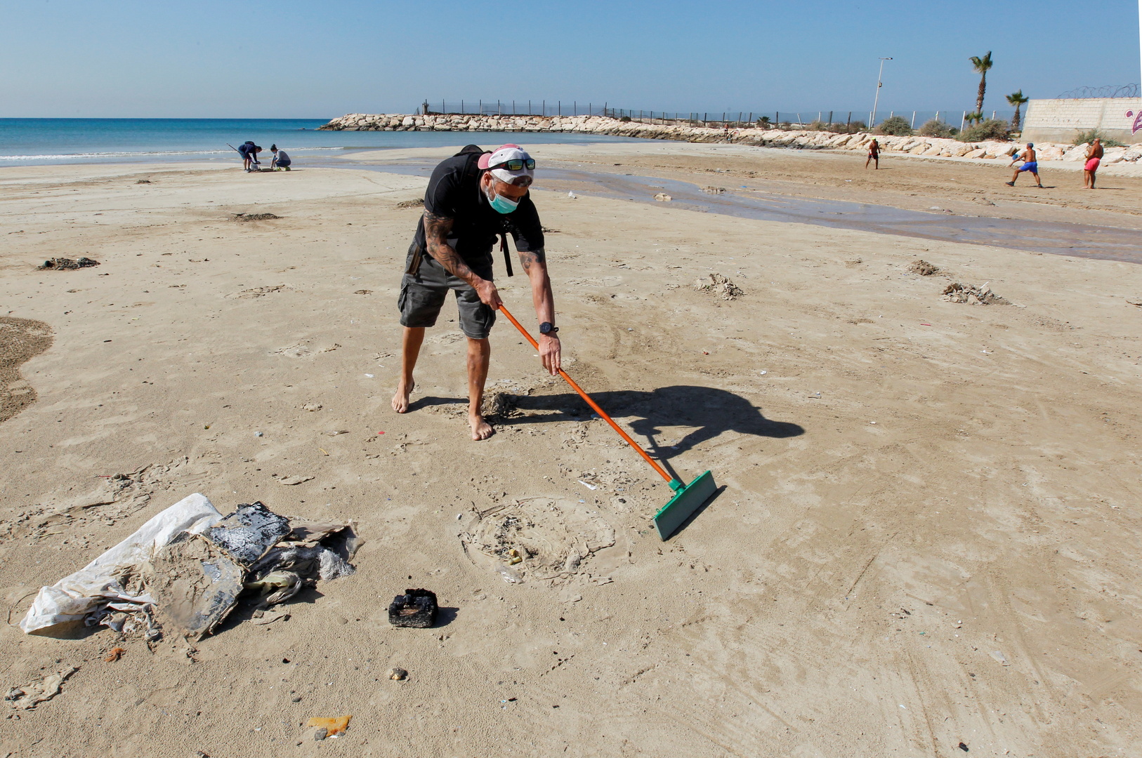 نائبة لبنانية: كمية القطران التي انتشرت على الشواطئ قادمة من إسرائيل تقدر بنحو 2 طن