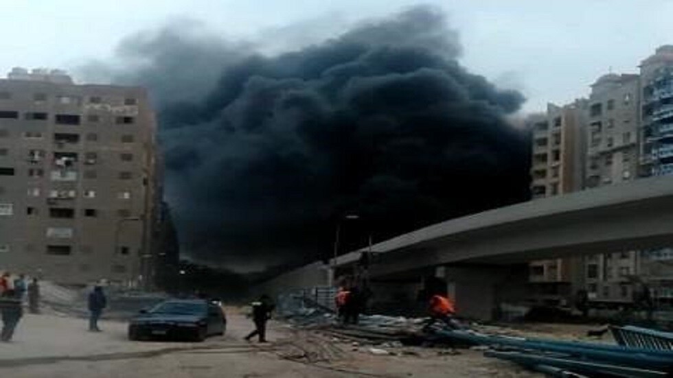 نشوب حريق هائل فوق جسر قيد الإنشاء في مصر (صور + فيديو)