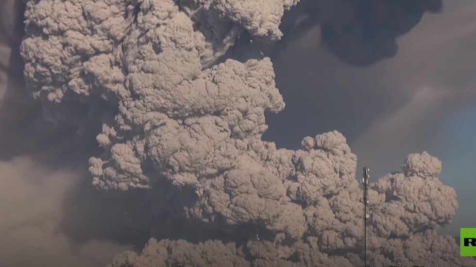 فيديو مثير لثوران بركان سينابونج في إندونيسيا