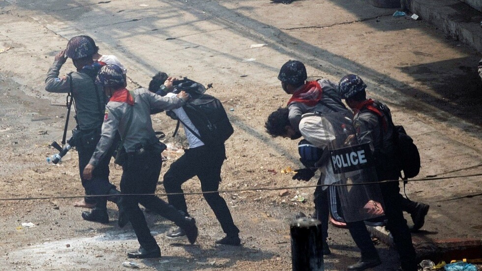 ميانمار.. صحفي يبث على الهواء إطلاق الشرطة النار أثناء اعتقاله (فيديو)