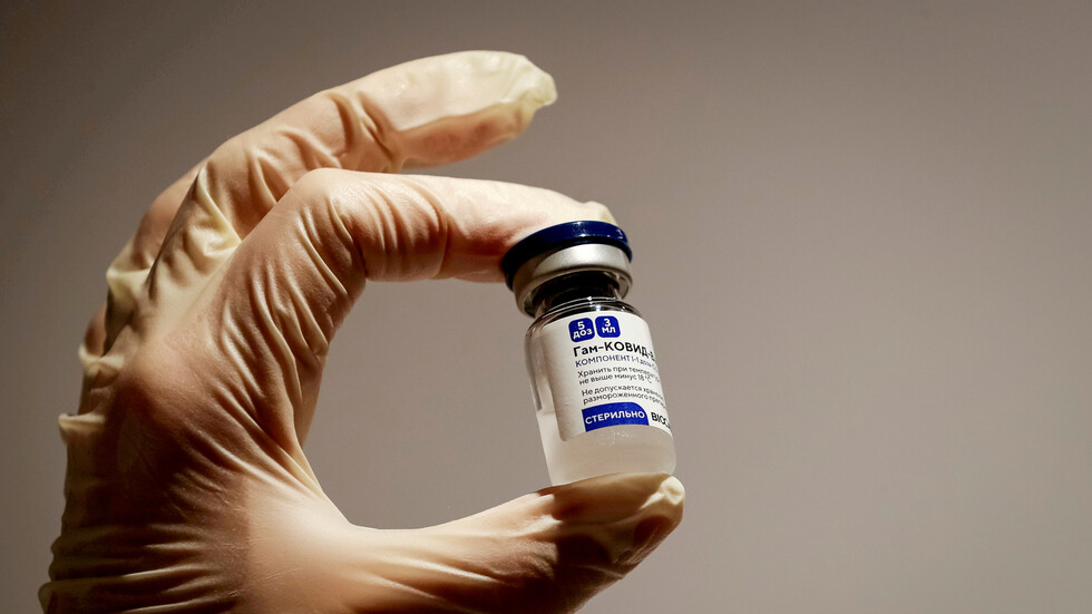 السفارة الإيرانية في موسكو تتسلم الدفعة الثالثة من لقاح 