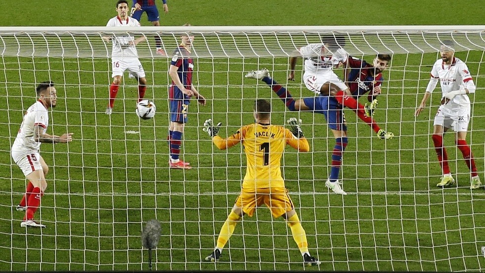 شاهد.. ردة فعل ميسي بعد هدف بيكيه الثمين في شباك إشبيلية