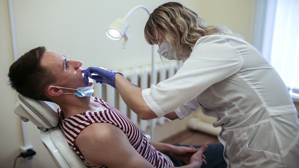 طبيبة أسنان روسية تقترح طريقة بسيطة  لتوفير المال عند علاج الأسنان