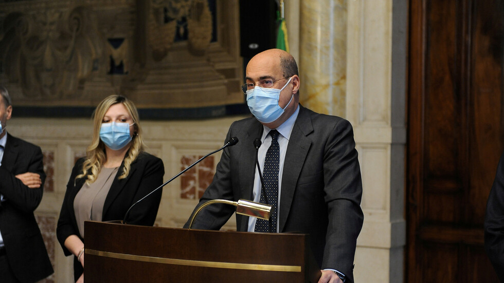 رئيس الوزراء الإيطالي يحث الاتحاد الأوروبي على "تشديد الخناق" على مصنعي اللقاحات