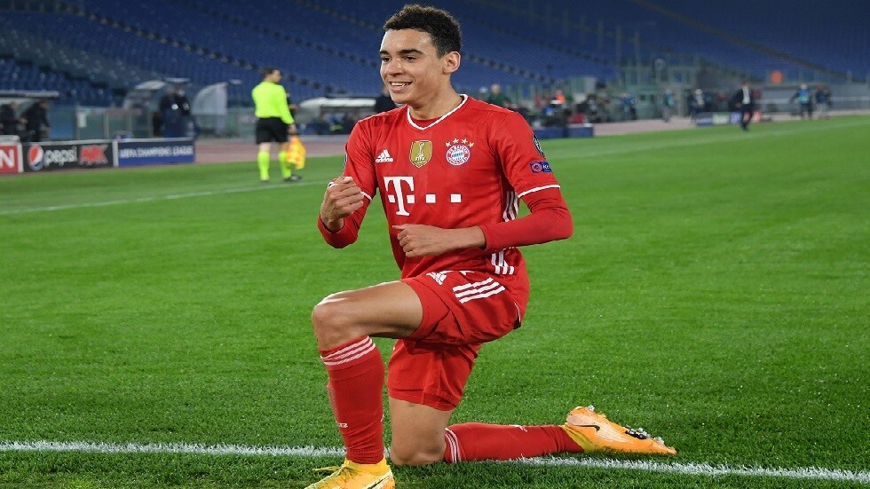 بايرن ميونيخ يمنح جمال موسيالا أول عقد احترافي
