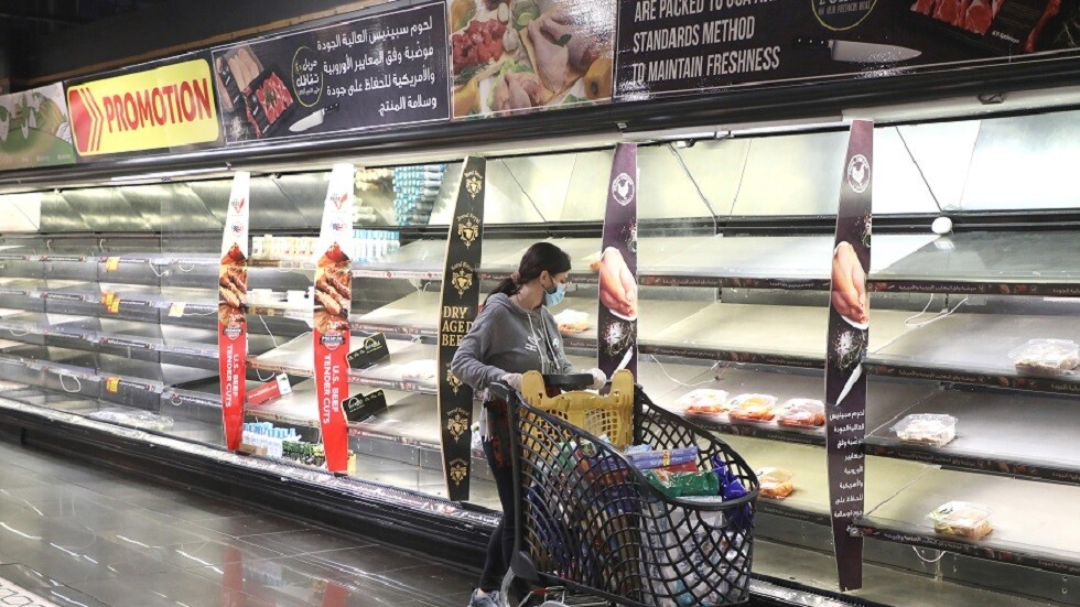 الوضع الاقتصادي في لبنان.. شجار بسبب عبوة حليب مدعومة والليرة في مهب الريح!