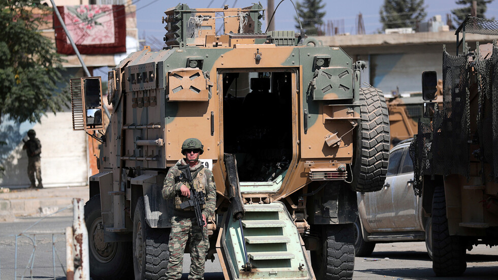 القوات التركية تعثر على متفجرات في حقيبة متسلل من سوريا