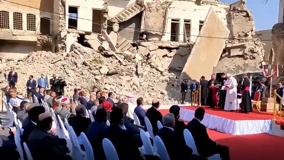 البابا يصلي لأرواح ضحايا الحرب من بين ركام الموصل