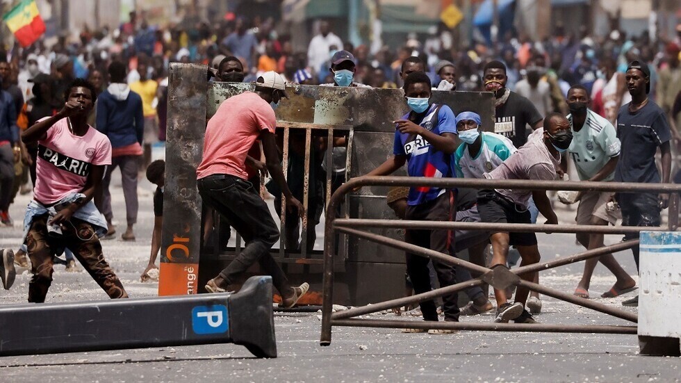 السنغال تغلق المدارس بسبب اضطرابات عنيفة