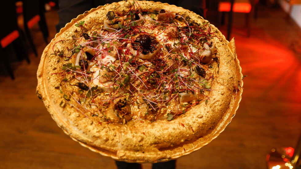 بأوراق الذهب.. مطعم تونسي يصنع أغلى بيتزا في إفريقيا