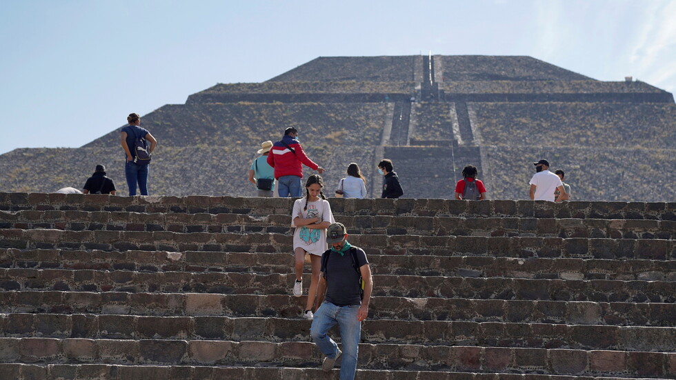 المكسيك تسجل 7407 إصابات و866 وفاة جديدة بفيروس كورونا