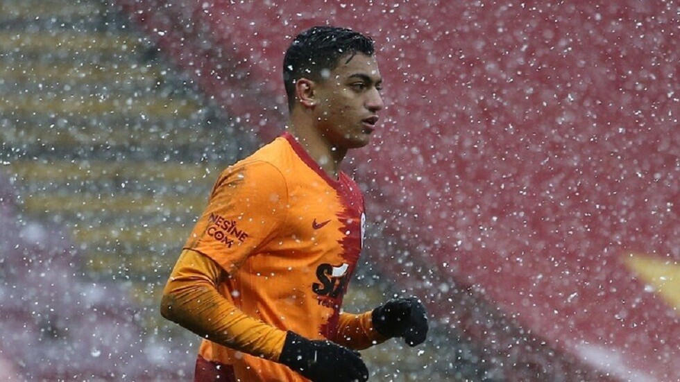 بسبب المصري مصطفى محمد.. إيقاف وتغريم رئيس غلطة سراي التركي (فيديو)