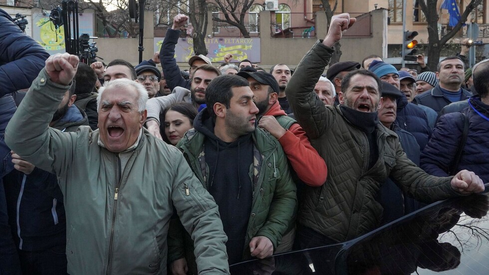 إجراءات أمنية مشددة في يريفان وتواصل الاحتجاجات المطالبة باستقالة باشينيان