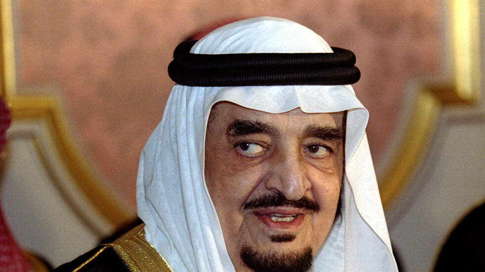 فيديو نادر وجديد للملك السعودي الراحل فهد بن عبد العزيز وهو يسبح مع ابنه الأمير عبد العزيز