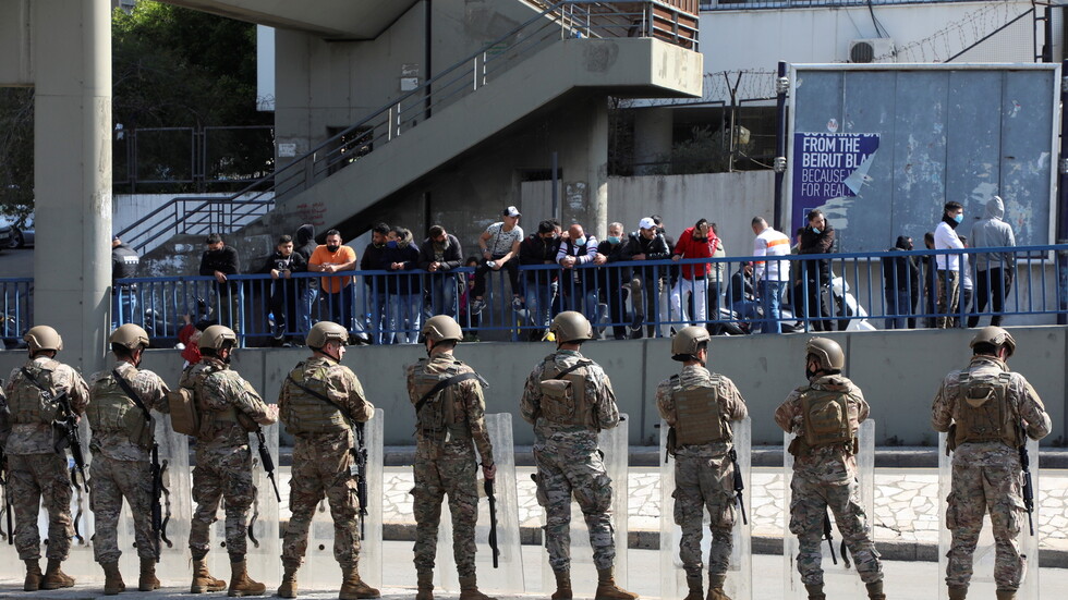 بعد تراجع حدة الاحتجاجات...الجيش اللبناني يباشر بفتح الطرقات المغلقة