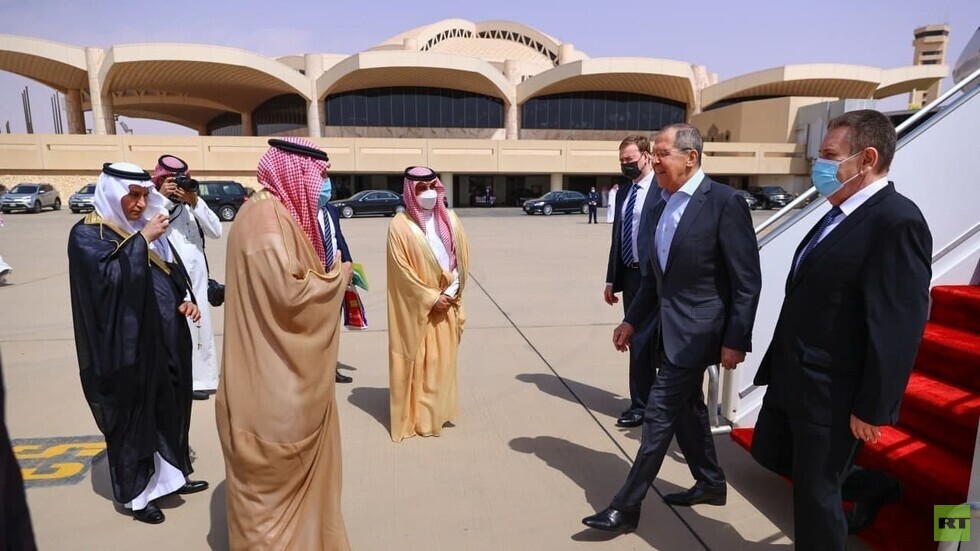 لافروف يصل إلى السعودية بعد يوم من محادثات أجراها بن سلمان مع مسؤول روسي كبير بشأن سوريا